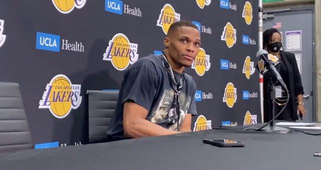 开云官网-得分20-篮板助攻没上双 湖人却喜迎冷静版韦少